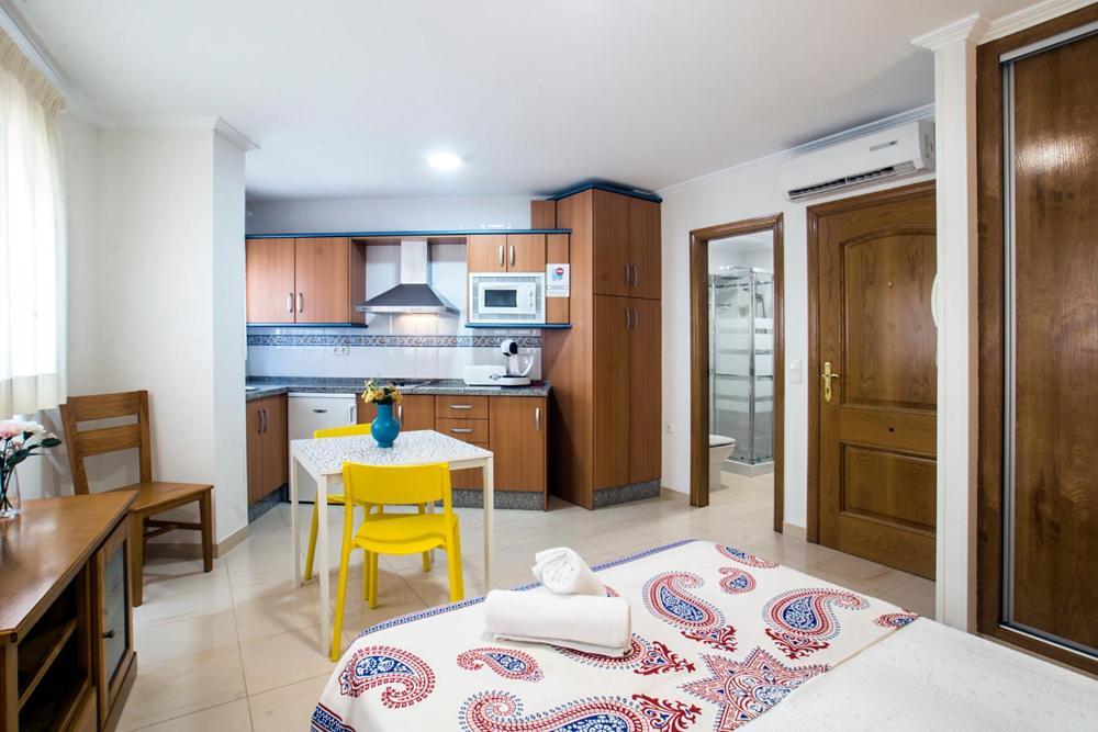 Apartamentos Amat - Only Adult - Playa El Bajondillo Torremolinos Exterior photo