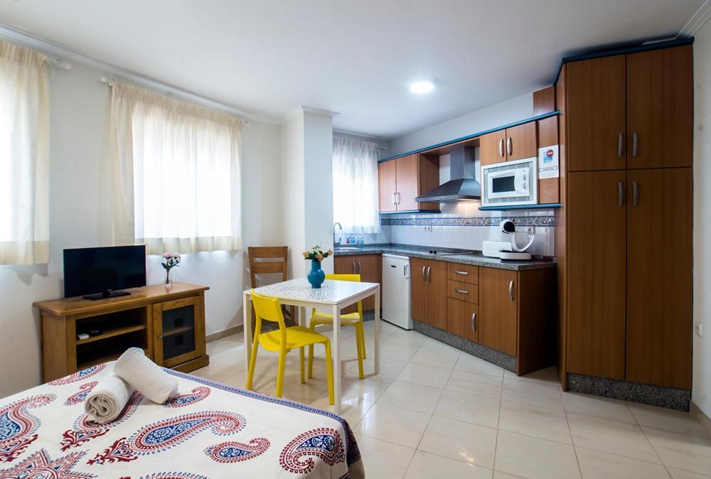 Apartamentos Amat - Only Adult - Playa El Bajondillo Torremolinos Exterior photo